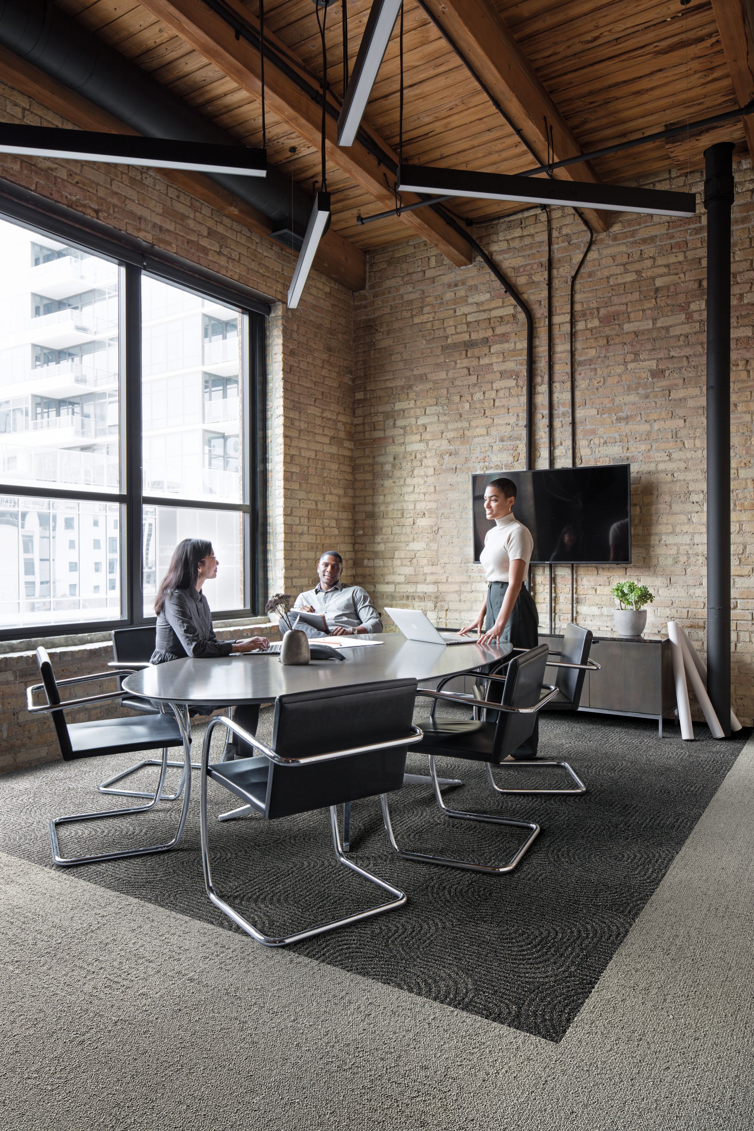 Interface Step it Up and Step This Way carpet tile in meeting area  número de imagen 2